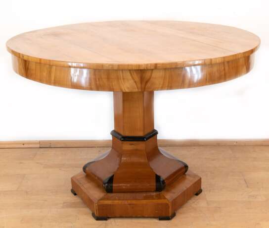 Biedermeier-Tisch mit 6 Stühlen, Kirschholz, um ca. 1820, Tisch mit sechseckiger Mittelsäule, mit schwarz gefärbtem Birnbaumholz, Tischplatte in massiv Buche erneuert, Tischplatte mit Riß, Dm. 117 cm, H. 77,5 cm, bei den Stühlen ist der Sitz in … - фото 2