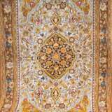 Ghom, Persien, durchgehendes Muster mit Vogelmotiven und mittigem Medaillon, braun/gelb, 103x175 cm - фото 1