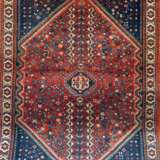 Teppich, Iran, Abadeh, mittig rotes Medaillon, blauer Rand, Reinigung empfohlen, 85x138 cm - photo 1