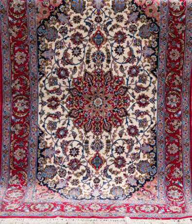 Isfahan, Persien, 800 000 Kn/qm, Korkwolle mit Seide auf Seide, rot/beige gemustert, 109x165 cm - photo 1
