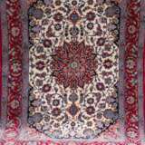 Isfahan, Persien, 800 000 Kn/qm, Korkwolle mit Seide auf Seide, rot/beige gemustert, 109x165 cm - фото 1