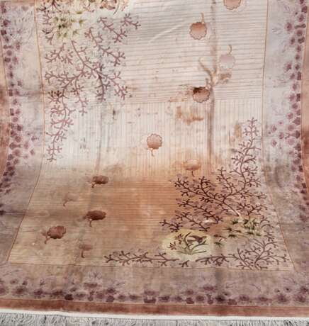 Ghom, Vollseide ,florales Muster mit Vögeln, braun auf beigem Grund, 330x210 cm - фото 1