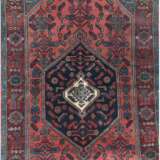 Teppich, rotgrundig mit durchgehendem Muster und Zentralmedaillon, Fransen gekürzt, 205x110 cm - фото 1