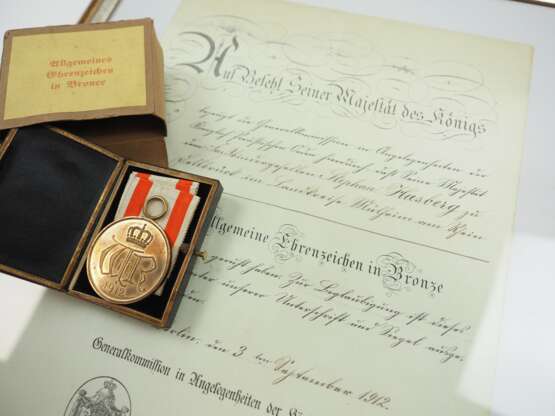 Preussen: Allgemeines Ehrenzeichen, in Bronze, im Etui mit Urkunde für einen Faßbindergesellen. - photo 2