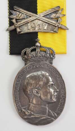 Sachsen Coburg Gotha: Ovale silberne Herzog Carl Eduard-Medaille, mit Schwerterspange 1917 und Datumsband 31.7. - фото 1