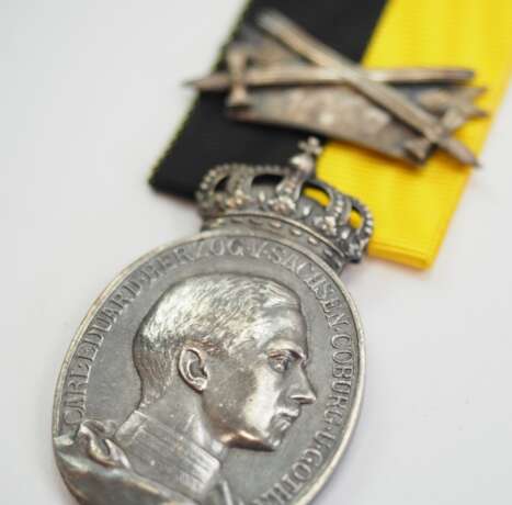 Sachsen Coburg Gotha: Ovale silberne Herzog Carl Eduard-Medaille, mit Schwerterspange 1917 und Datumsband 31.7. - фото 2