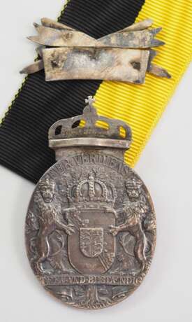 Sachsen Coburg Gotha: Ovale silberne Herzog Carl Eduard-Medaille, mit Schwerterspange 1917 und Datumsband 31.7. - Foto 4