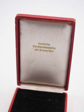 Deutscher Adler Orden, Medaille in Silber, mit Schwertern, im Etui. - Foto 3