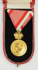 Österreich: Bronzene Militär-Verdienstmedaille, Signum Laudis, Kaiser Franz Joseph, im Etui.