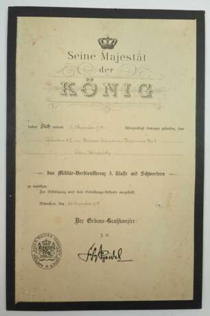 Bayern: Militär-Verdienstkreuz, 3. Klasse mit Schwertern Urkunde für einen Gefreiten d.L. im Reserve-Infanterie-Regiment Nr. 8. - Foto 1