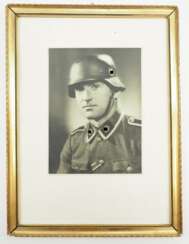 Waffen-SS: Porträt eines Angehörigen der Division Totenkopf mit Stahlhelm.