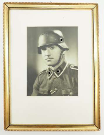 Waffen-SS: Porträt eines Angehörigen der Division Totenkopf mit Stahlhelm. - Foto 1