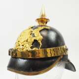 Württemberg: Pickelhaube M 1871 für Mannschaften und Unteroffiziere der Infanterie im Infanterie-Regiment „Kaiser Wilhelm, König von Preußen“ (2. Württembergisches) Nr. 120, Kammerstück. - photo 1