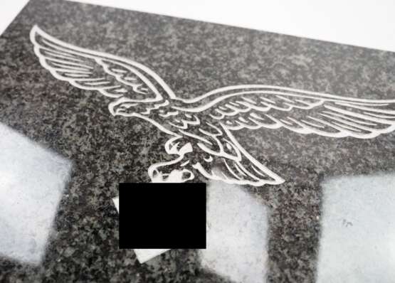 Luftwaffe: Granitplatte mit Adler. - Foto 2