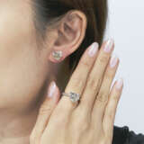 ADLER DIAMOND EARRINGS; TOGETHER WITH A DIAMOND RING - Foto 5
