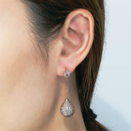 DEBEERS DIAMOND PENDENT NECKLACE; TOGETHER WITH A PAIR OF PENDENT EARRINGS - Foto 6