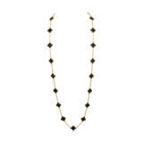 VAN CLEEF & ARPELS ONYX AND GOLD 'ALHAMBRA' NECKLACE - Foto 2