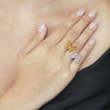 VAN CLEEF & ARPELS DIAMOND AND SAPPHIRE 'TWO BUTTERFLY BETWEEN THE FINGER' RING - Foto 3