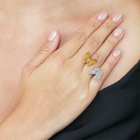 VAN CLEEF & ARPELS DIAMOND AND SAPPHIRE 'TWO BUTTERFLY BETWEEN THE FINGER' RING - Foto 3