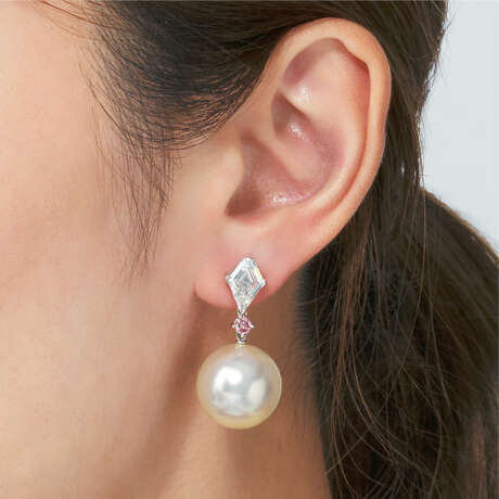 CULTURED PEARL, DIAMOND AND COLOURED DIAMOND PENDENT EARRINGS - Foto 3