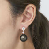 CULTURED PEARL, DIAMOND AND COLOURED DIAMOND PENDENT EARRINGS - Foto 4