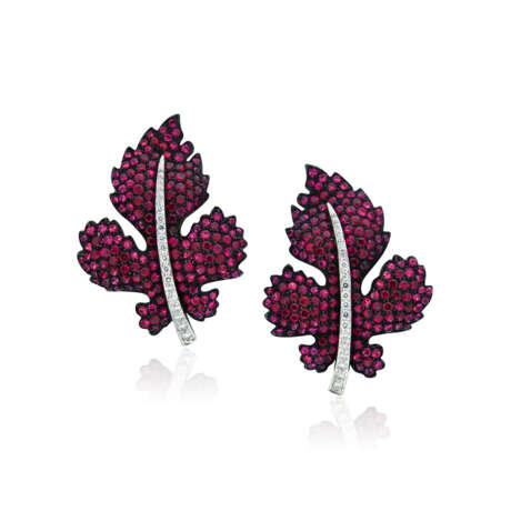 NO RESERVE - TIFFANY & CO. AND CARNET DIAMOND EARRINGS TOGETHER WITH GROUP OF MULTI-GEM JEWELLERY - photo 2