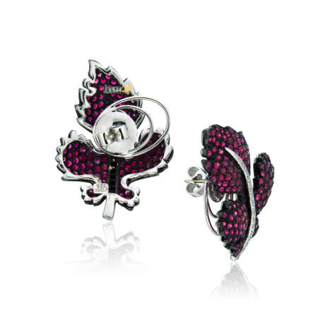 NO RESERVE - TIFFANY & CO. AND CARNET DIAMOND EARRINGS TOGETHER WITH GROUP OF MULTI-GEM JEWELLERY - photo 3