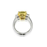 COLOURED DIAMOND AND DIAMOND RING - photo 2