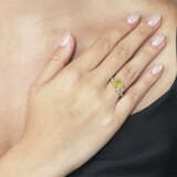 COLOURED DIAMOND AND DIAMOND RING - photo 3