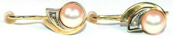 Perlen-Ohrhänger, 585er GG/WG, je besetzt mit 1 Perle und 1 kl. Diamant, ges. 4,6 g, L. ca. 2,4 cm - фото 1