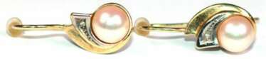 Perlen-Ohrhänger, 585er GG/WG, je besetzt mit 1 Perle und 1 kl. Diamant, ges. 4,6 g, L. ca. 2,4 cm