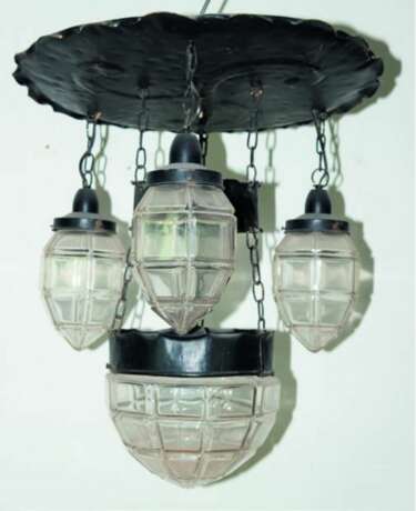 Deckenlampe, 4-flammig, Metall, dunkel gefaßt, runde Deckenplatte mit 4 anhängenden, zapfenförmigen Glaskuppeln mit gitterartigem Relief, Dm. ca. 50 cm, H. 55 cm - Foto 1