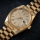 ROLEX, DAY-DATE REF. 1811/8 'QABOOS', A FINE YELLOW GOLD WRISTWATCH WITH THE SIGNATURE OF SULTAN QABOOS BIN SAID - фото 1