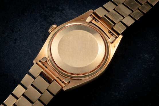 ROLEX, DAY-DATE REF. 1811/8 'QABOOS', A FINE YELLOW GOLD WRISTWATCH WITH THE SIGNATURE OF SULTAN QABOOS BIN SAID - фото 2
