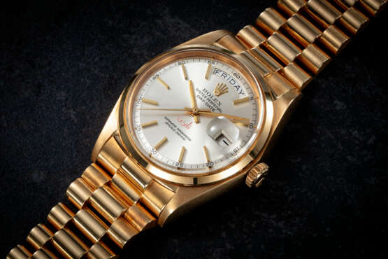 ROLEX, DAY-DATE REF. 1802 ‘QABOOS’ , A RARE AND IMPORTANT GOLD AUTOMATIC WRISTWATCH WITH THE SIGNATURE OF SULTAN QABOOS BIN SAID - Foto 1