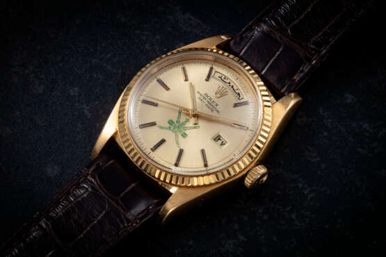 ROLEX, DAY-DATE REF. 1803 ‘KHANJAR’, AN ATTRACTIVE GOLD AUTOMATIC WRISTWATCH WITH THE NATIONAL EMBLEM OF OMAN - фото 1