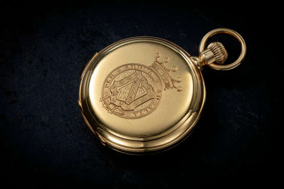 A RARE GOLD HALF HUNTER CASE QUARTER-REPEATING TRIPLE CALENDAR KEYLESS LEVER WATCH RETAILED BY TESSIER AND PRESENTED BY KING GEORGE V OF HANOVER TO THE SURGEON-GENERAL OF THE GERMAN ORDER OF KNIGHTS, ALBERT RITTER MOSETIG VON MOORHOF IN 1874 - Foto 2