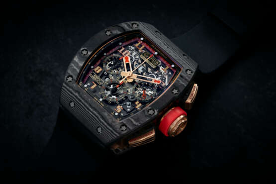 RICHARD MILLE, RM011 AO RG-CA ROMAIN GROSJEAN "LOTUS F1”, AN ATTRACTIVE NTPT CARBON AND GOLD AUTOMATIC FLYBACK CHRONOGRAPH - Foto 1