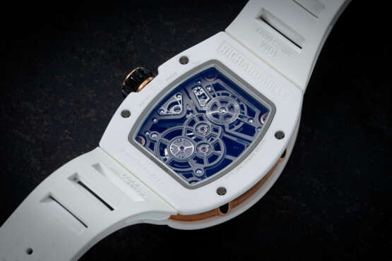 RICHARD MILLE, RM17-01 RG-ATZ, A RARE AND ATTRACTIVE GOLD AND CERAMIC MANUAL-WINDING TOURBILLON - Foto 2