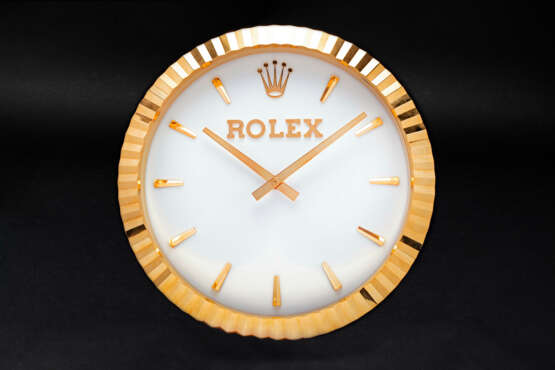 INDUCTA FOR ROLEX, A LARGE AND ATTRACTIVE GILT WALL CLOCK - Foto 1