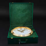INDUCTA FOR ROLEX, A LARGE AND ATTRACTIVE GILT WALL CLOCK - Foto 3