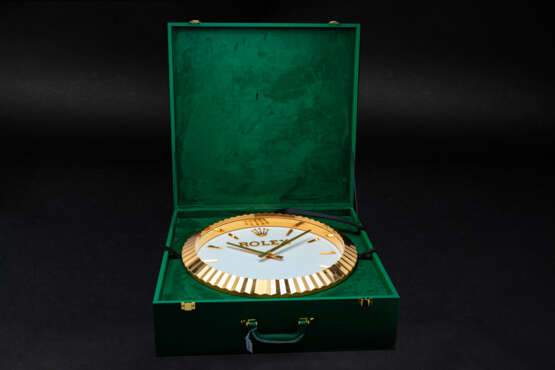 INDUCTA FOR ROLEX, A LARGE AND ATTRACTIVE GILT WALL CLOCK - фото 3