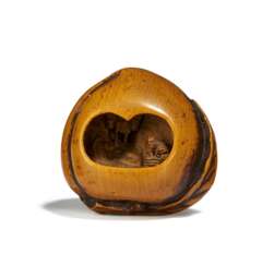 Netsuke: Pfirsich mit Personen und Landschaft