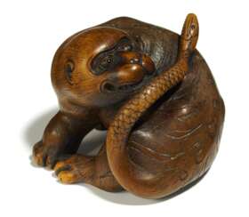 Netsuke: Nue, das seinen Schlangenschwanz betrachtet