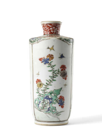A small Famille Vert porcelain vase with flower decoration - Foto 1
