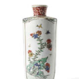 A small Famille Vert porcelain vase with flower decoration - photo 1