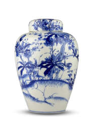 A blu and white porcelain vase with cover, decorated with flower decoration
