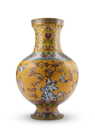 A large enamel cloisonné vase with floral and bird decoration - фото 1