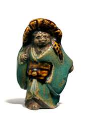 Netsuke: Stehender Tanuki mit Kimono und Hut