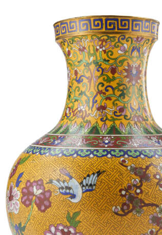 A large enamel cloisonné vase with floral and bird decoration - фото 3